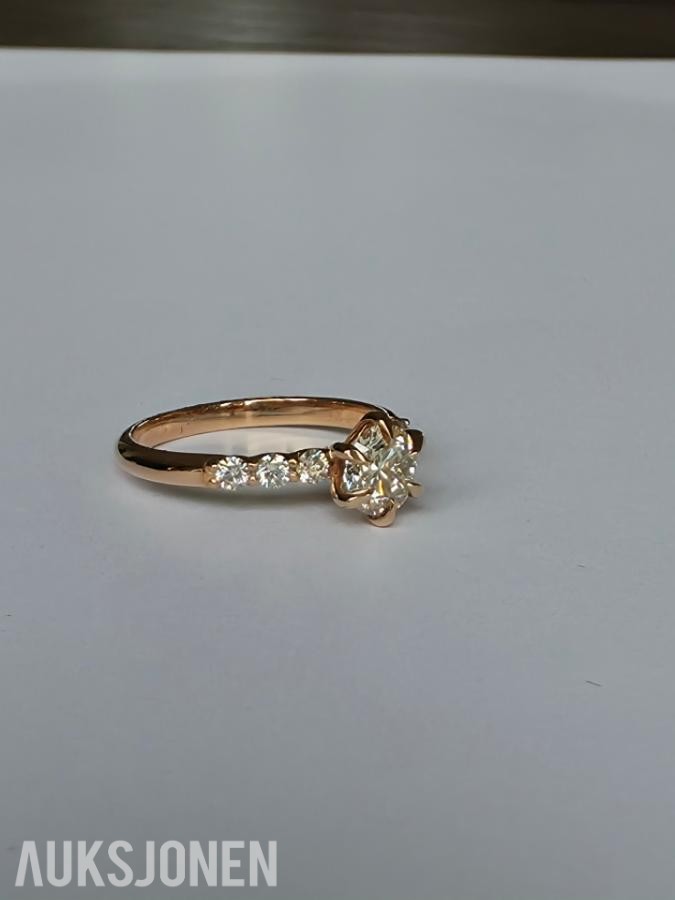 0.69CT DIAMANTRING I 14K GULL. NATURLIGE DIAMANTER! TAKSTBREV OG SERTIFIKAT!