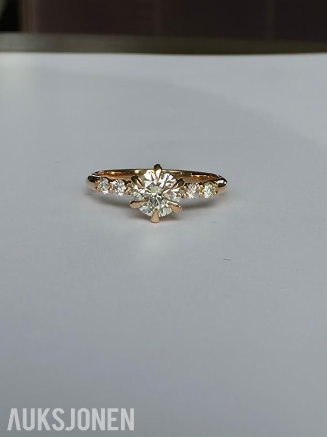0.69CT DIAMANTRING I 14K GULL. NATURLIGE DIAMANTER! TAKSTBREV OG SERTIFIKAT!