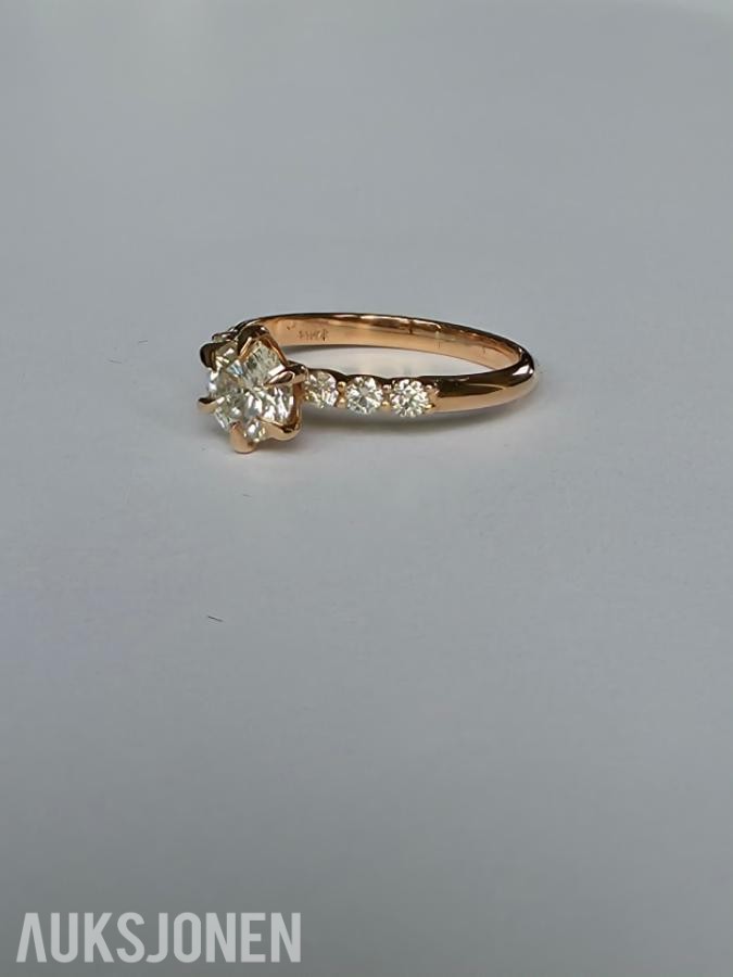 0.69CT DIAMANTRING I 14K GULL. NATURLIGE DIAMANTER! TAKSTBREV OG SERTIFIKAT!