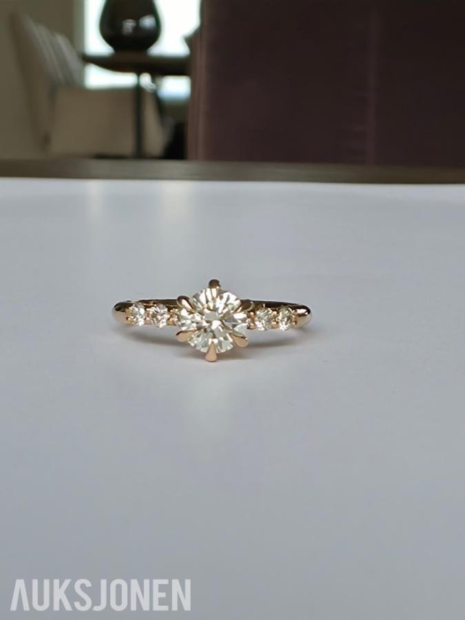 0.69CT DIAMANTRING I 14K GULL. NATURLIGE DIAMANTER! TAKSTBREV OG SERTIFIKAT!