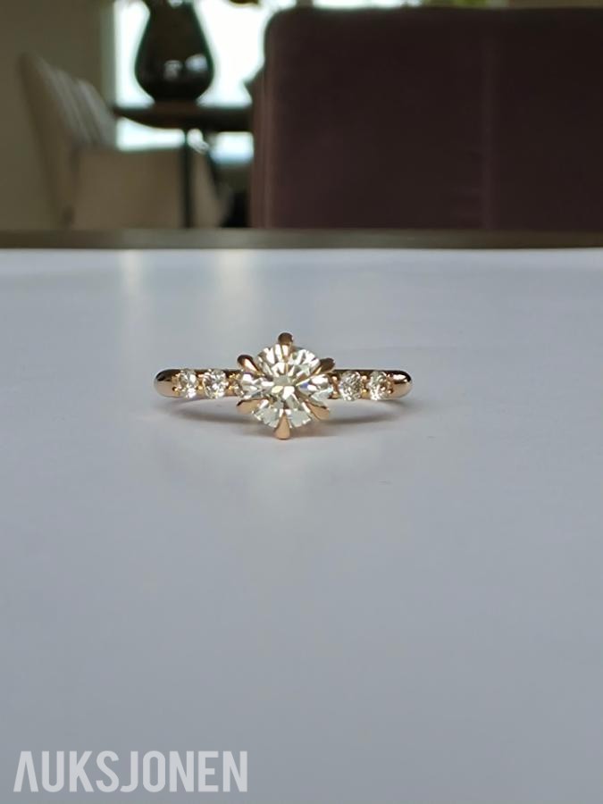 0.69CT DIAMANTRING I 14K GULL. NATURLIGE DIAMANTER! TAKSTBREV OG SERTIFIKAT!