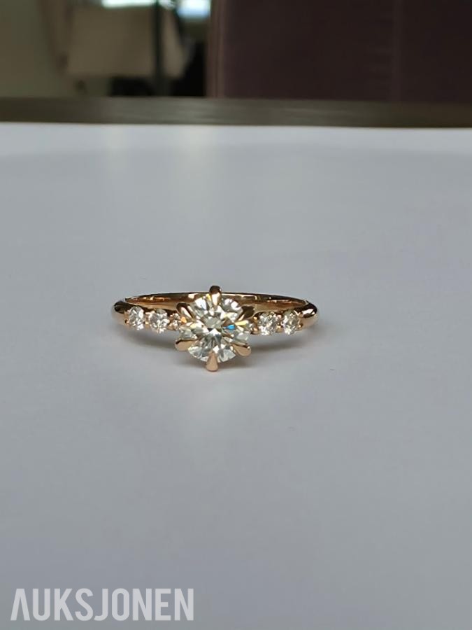 0.69CT DIAMANTRING I 14K GULL. NATURLIGE DIAMANTER! TAKSTBREV OG SERTIFIKAT!