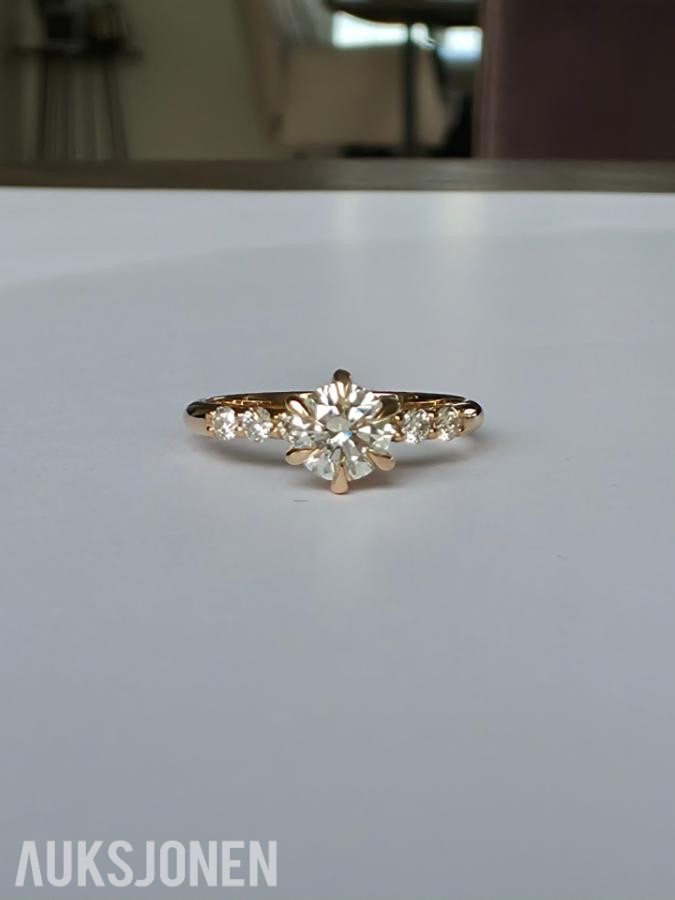0.69CT DIAMANTRING I 14K GULL. NATURLIGE DIAMANTER! TAKSTBREV OG SERTIFIKAT!
