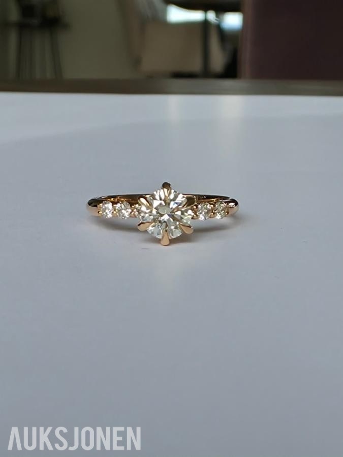 0.69CT DIAMANTRING I 14K GULL. NATURLIGE DIAMANTER! TAKSTBREV OG SERTIFIKAT!