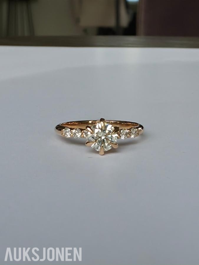 0.69CT DIAMANTRING I 14K GULL. NATURLIGE DIAMANTER! TAKSTBREV OG SERTIFIKAT!