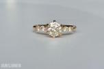 0.69CT DIAMANTRING I 14K GULL. NATURLIGE DIAMANTER! TAKSTBREV OG SERTIFIKAT!