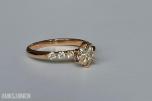 0.69CT DIAMANTRING I 14K GULL. NATURLIGE DIAMANTER! TAKSTBREV OG SERTIFIKAT!