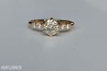 0.69CT DIAMANTRING I 14K GULL. NATURLIGE DIAMANTER! TAKSTBREV OG SERTIFIKAT!
