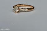 0.69CT DIAMANTRING I 14K GULL. NATURLIGE DIAMANTER! TAKSTBREV OG SERTIFIKAT!