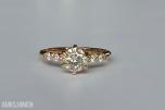 0.69CT DIAMANTRING I 14K GULL. NATURLIGE DIAMANTER! TAKSTBREV OG SERTIFIKAT!