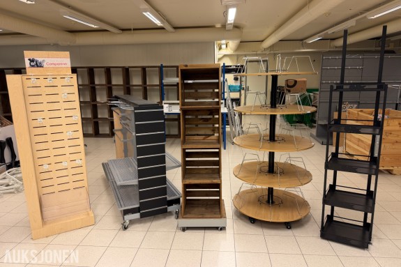 Butikkinnredning - 5 stk. reoler / hyller - ingen minstepris!