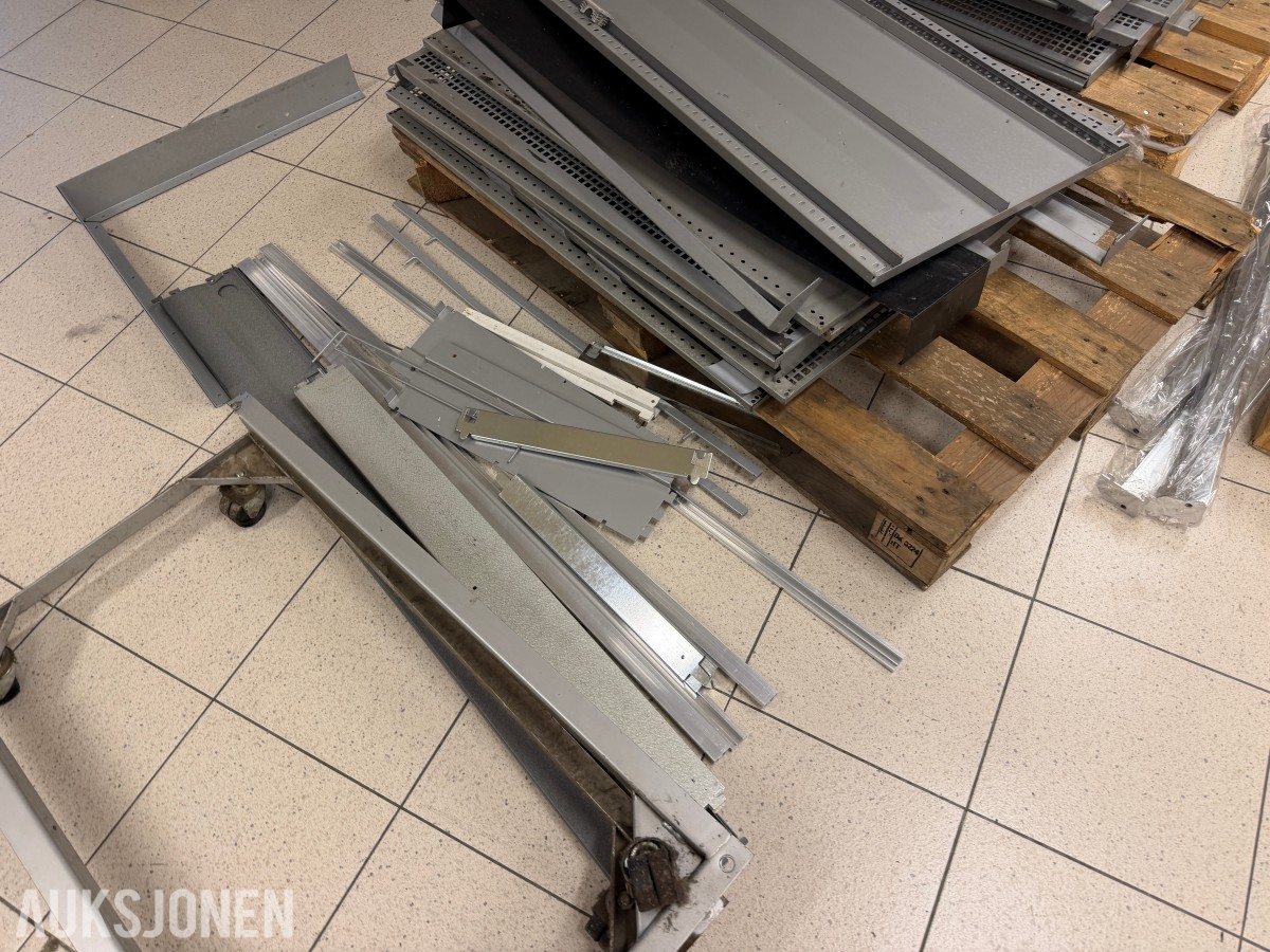 Butikkinnredning - stor mengde diverse hyller/reoler - uten minstepris!