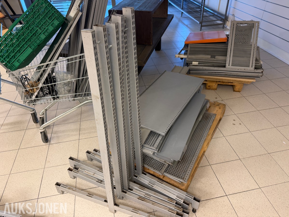 Butikkinnredning - stor mengde diverse hyller/reoler - uten minstepris!