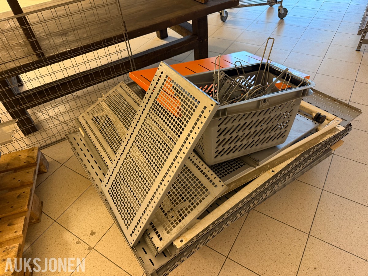 Butikkinnredning - stor mengde diverse hyller/reoler - uten minstepris!