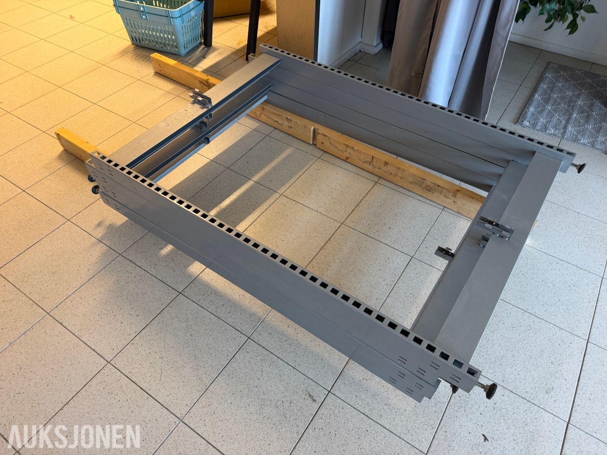 Butikkinnredning - stor mengde diverse hyller/reoler - uten minstepris!