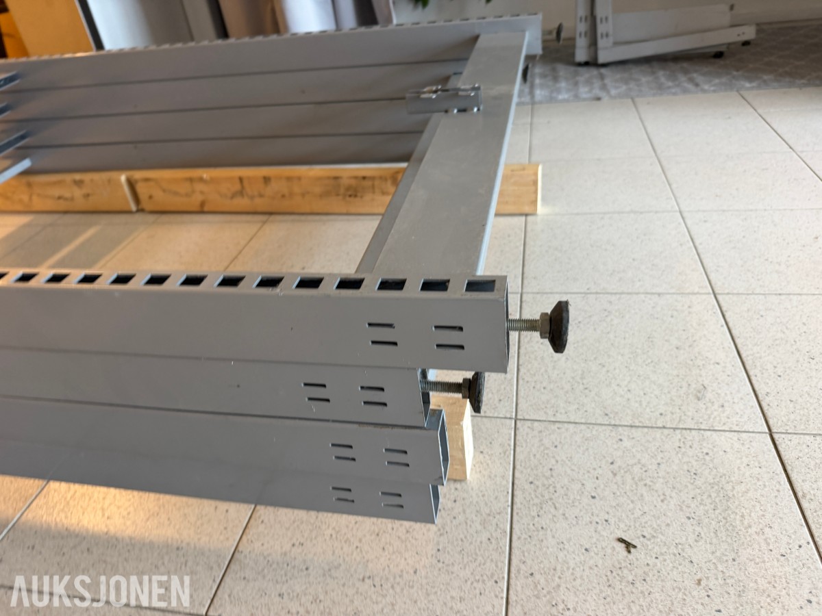 Butikkinnredning - stor mengde diverse hyller/reoler - uten minstepris!