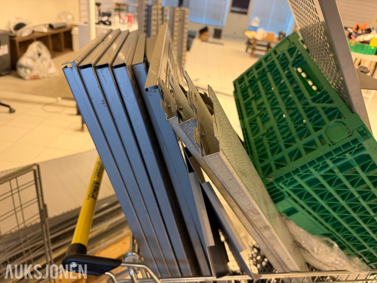 Butikkinnredning - stor mengde diverse hyller/reoler - uten minstepris!