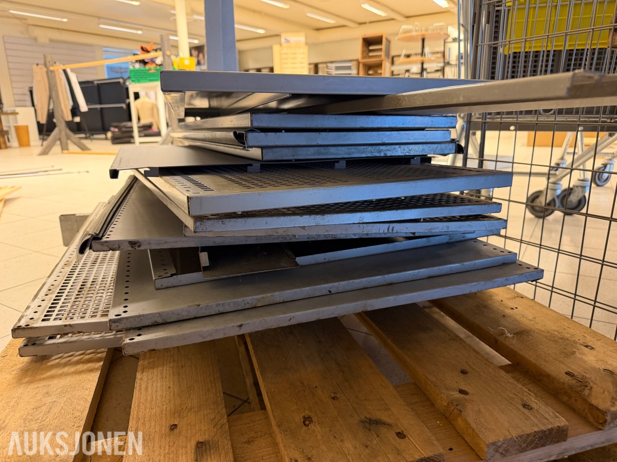 Butikkinnredning - stor mengde diverse hyller/reoler - uten minstepris!