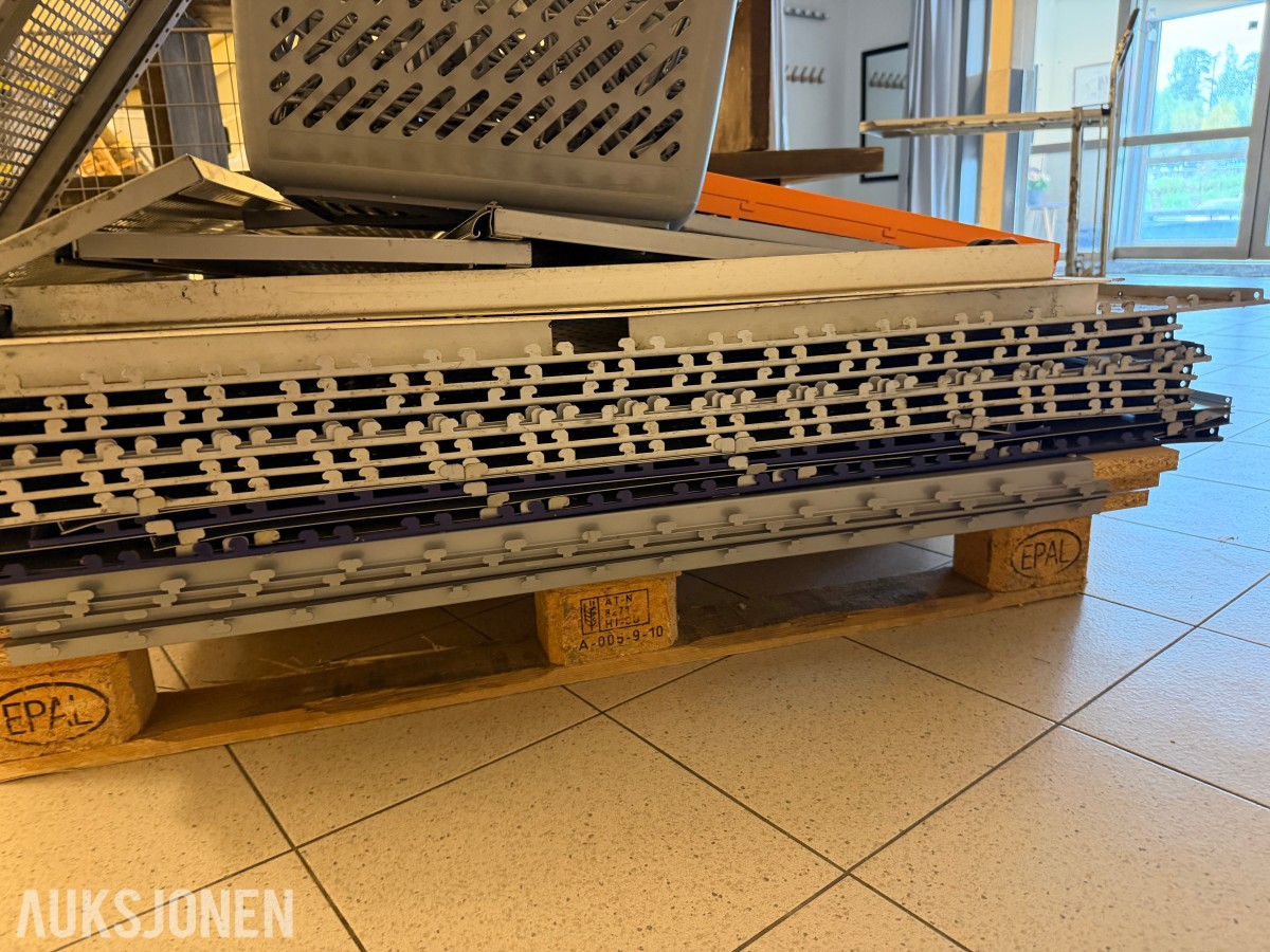 Butikkinnredning - stor mengde diverse hyller/reoler - uten minstepris!