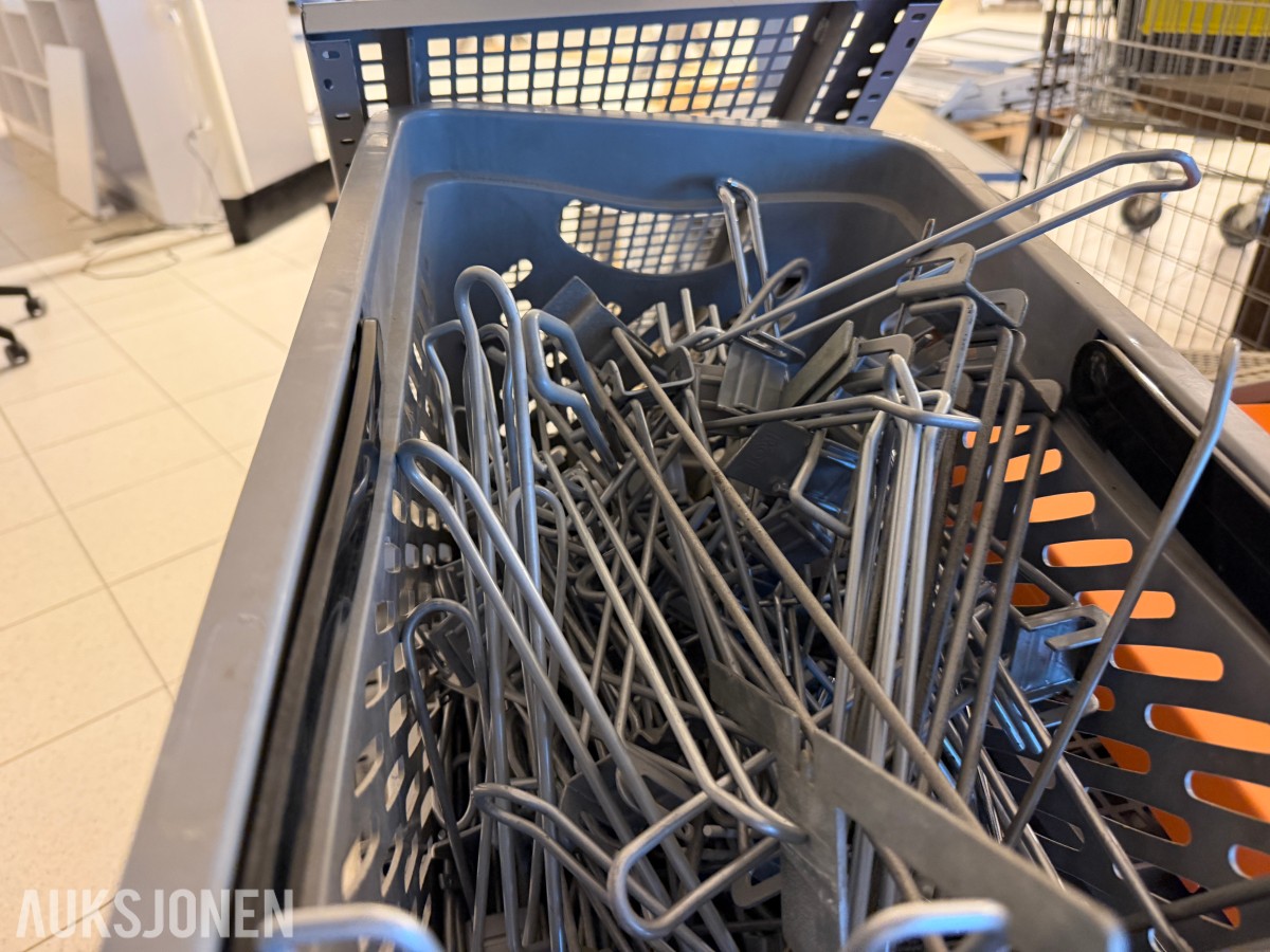 Butikkinnredning - stor mengde diverse hyller/reoler - uten minstepris!