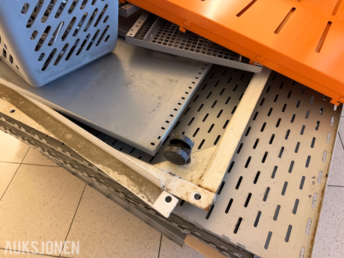 Butikkinnredning - stor mengde diverse hyller/reoler - uten minstepris!