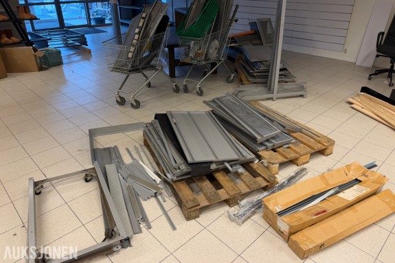 Butikkinnredning - stor mengde diverse hyller/reoler - uten minstepris!