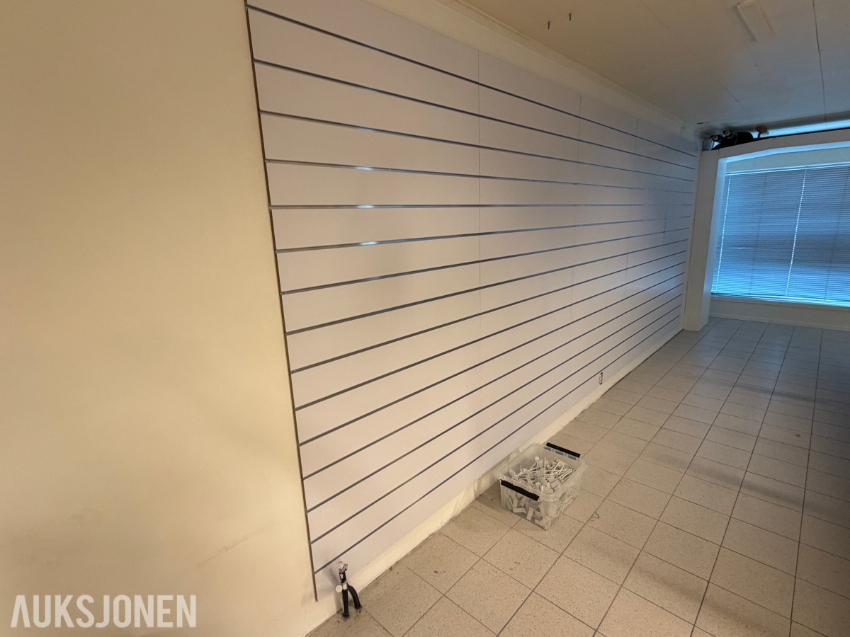 Slatboard butikkinnredning - 10 stk. veggmoduler med opphengstilbehør