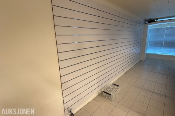 Slatboard butikkinnredning - 10 stk. veggmoduler med opphengstilbehør
