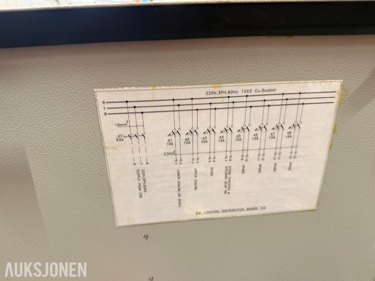 DEMONTERTE ELEKTRISKE SIKRINGS- OG FORDELINGSSKAP PÅ PALL