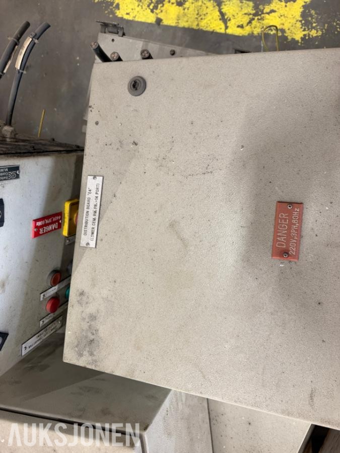 DEMONTERTE ELEKTRISKE SIKRINGS- OG FORDELINGSSKAP PÅ PALL