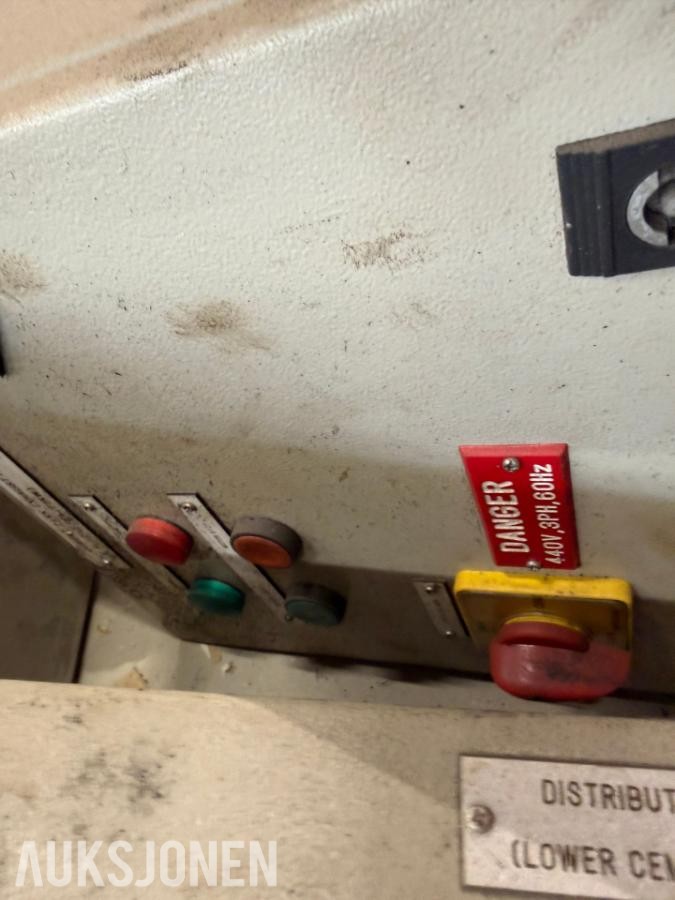 DEMONTERTE ELEKTRISKE SIKRINGS- OG FORDELINGSSKAP PÅ PALL
