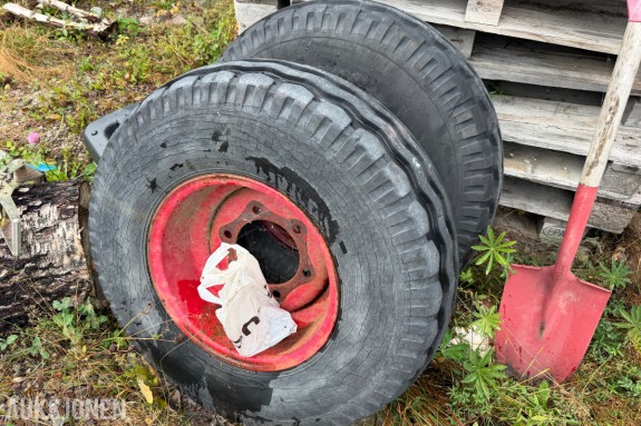 2 stk dekk på felg - 11.5 - 15.3 L.P - stått på en Moelven gjødseltank-henger