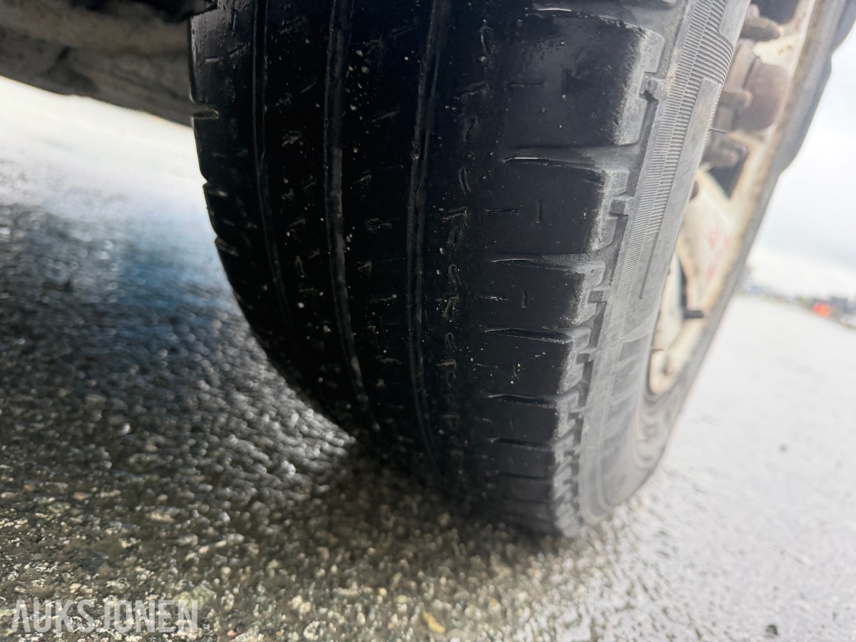 2003 Toyota HiAce 4WD LANG 6-SETER HENGERFESTE