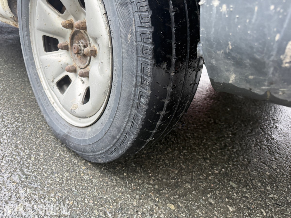 2003 Toyota HiAce 4WD LANG 6-SETER HENGERFESTE