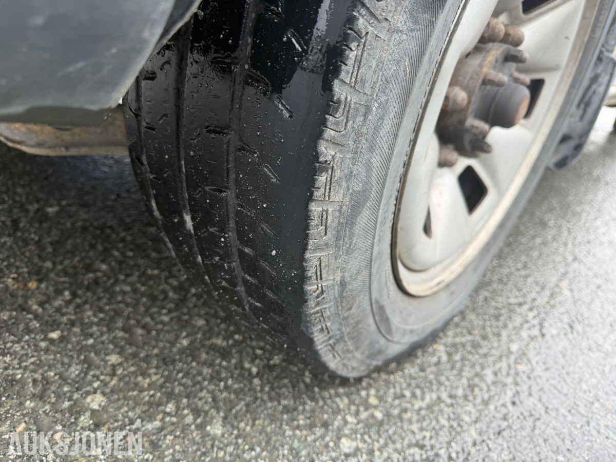 2003 Toyota HiAce 4WD LANG 6-SETER HENGERFESTE
