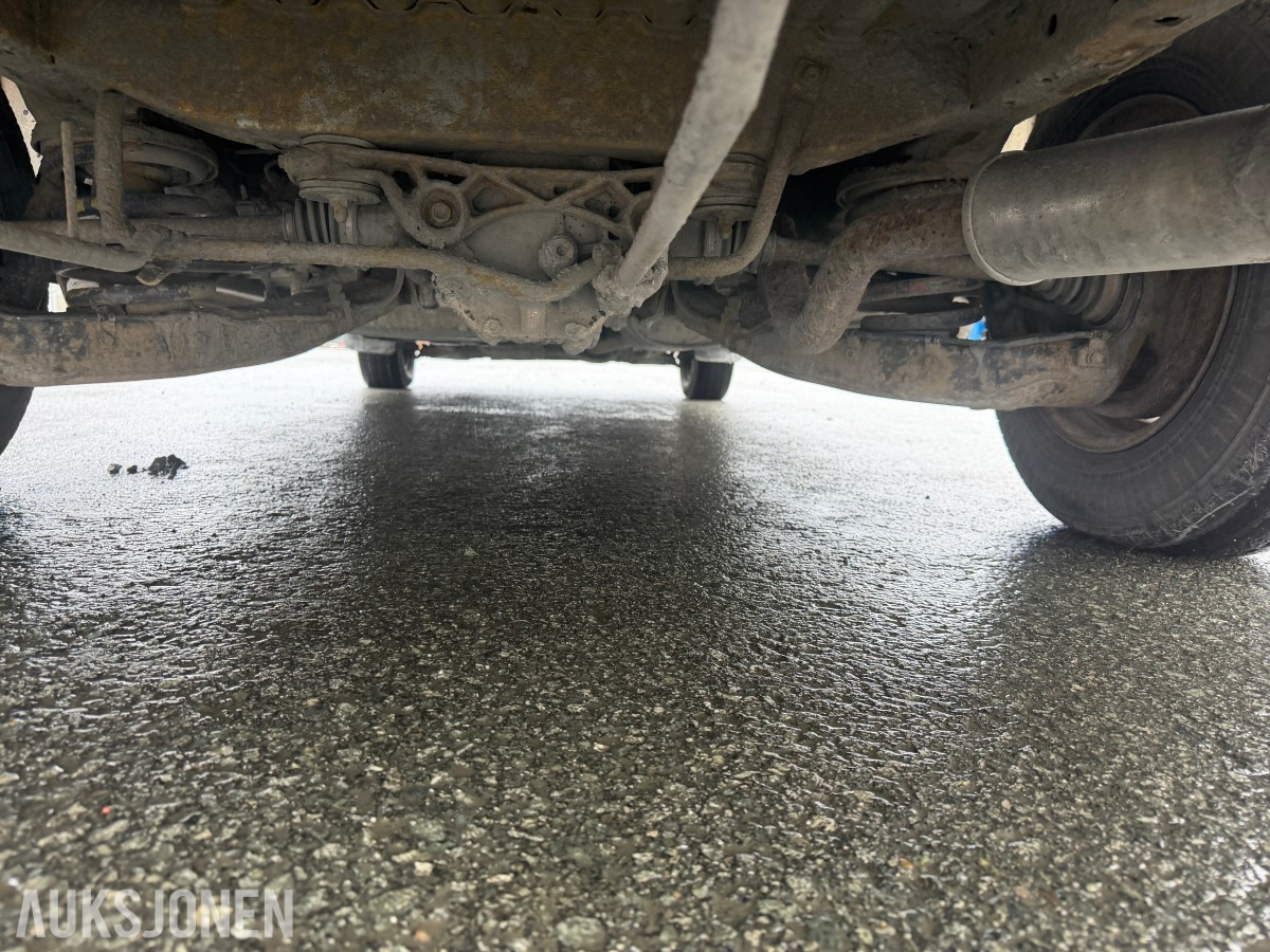 2003 Toyota HiAce 4WD LANG 6-SETER HENGERFESTE