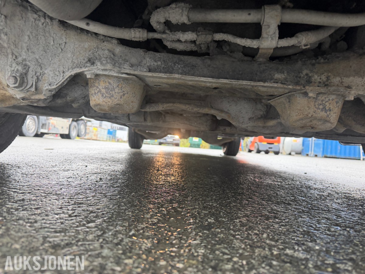 2003 Toyota HiAce 4WD LANG 6-SETER HENGERFESTE