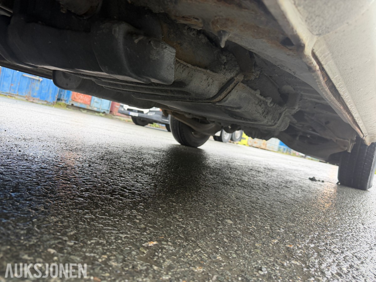 2003 Toyota HiAce 4WD LANG 6-SETER HENGERFESTE