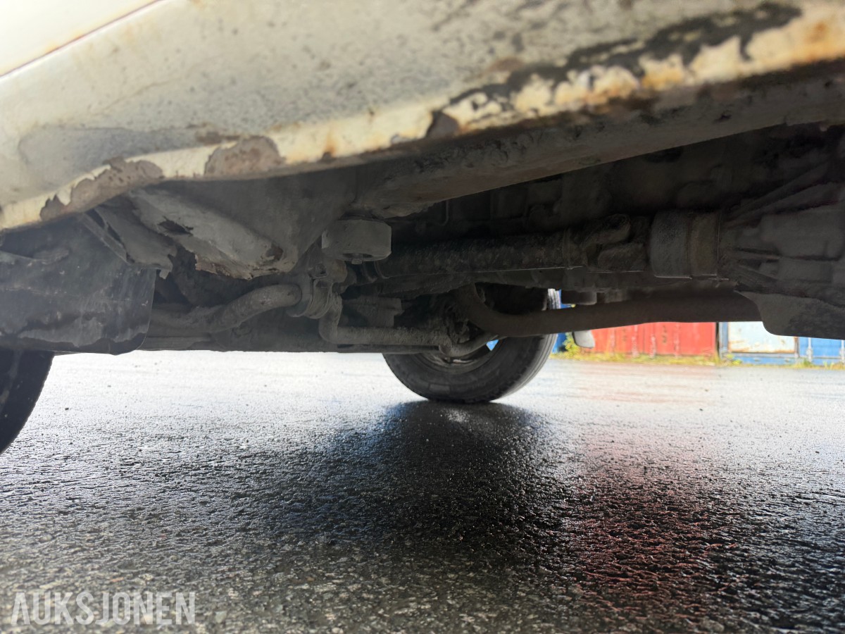 2003 Toyota HiAce 4WD LANG 6-SETER HENGERFESTE