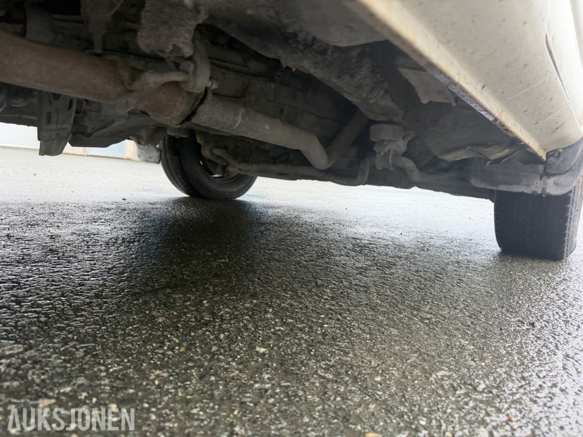 2003 Toyota HiAce 4WD LANG 6-SETER HENGERFESTE