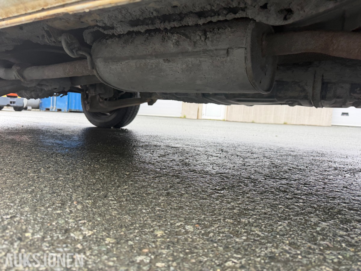 2003 Toyota HiAce 4WD LANG 6-SETER HENGERFESTE