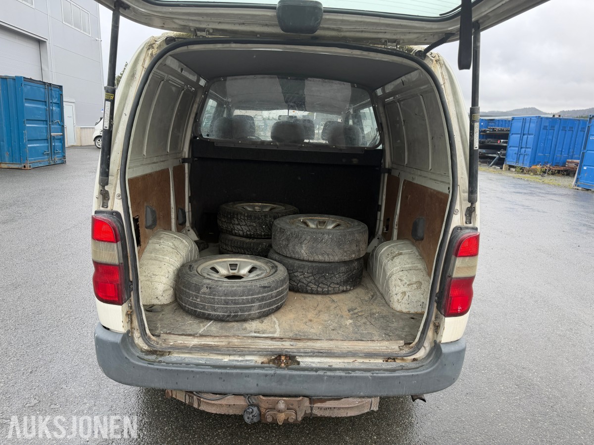 2003 Toyota HiAce 4WD LANG 6-SETER HENGERFESTE
