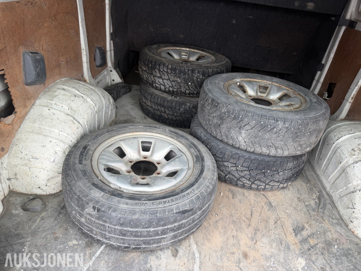 2003 Toyota HiAce 4WD LANG 6-SETER HENGERFESTE