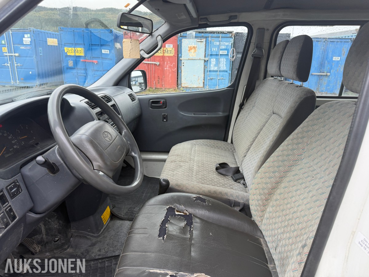 2003 Toyota HiAce 4WD LANG 6-SETER HENGERFESTE