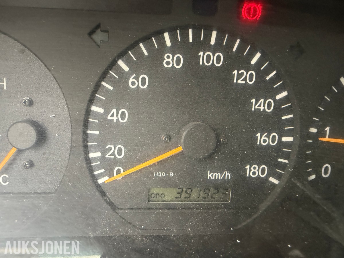 2003 Toyota HiAce 4WD LANG 6-SETER HENGERFESTE