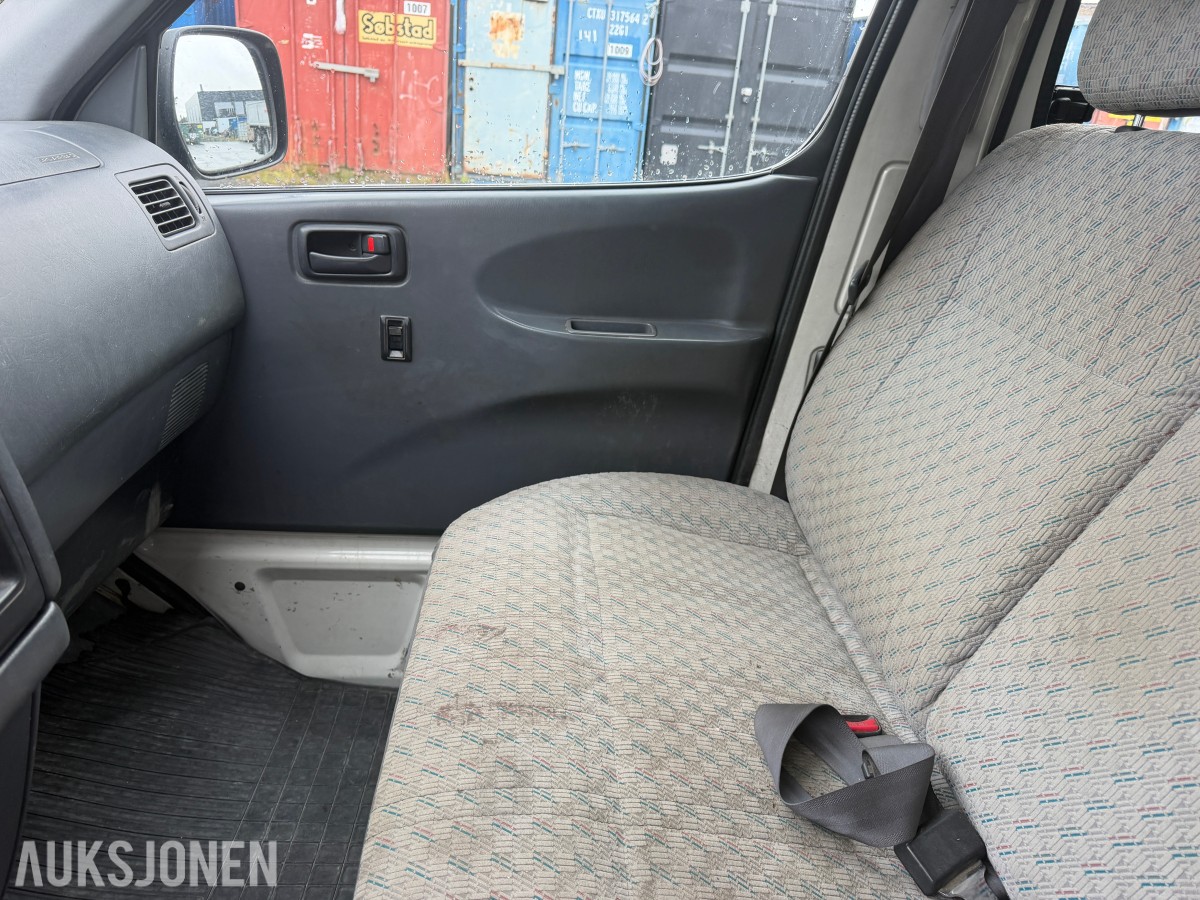2003 Toyota HiAce 4WD LANG 6-SETER HENGERFESTE