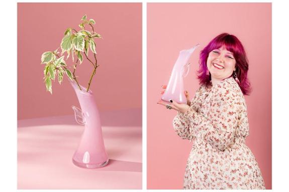 Rosa sløyfe: Kunstvase, designet av Maud Angelica Behn for Magnor Glassverk