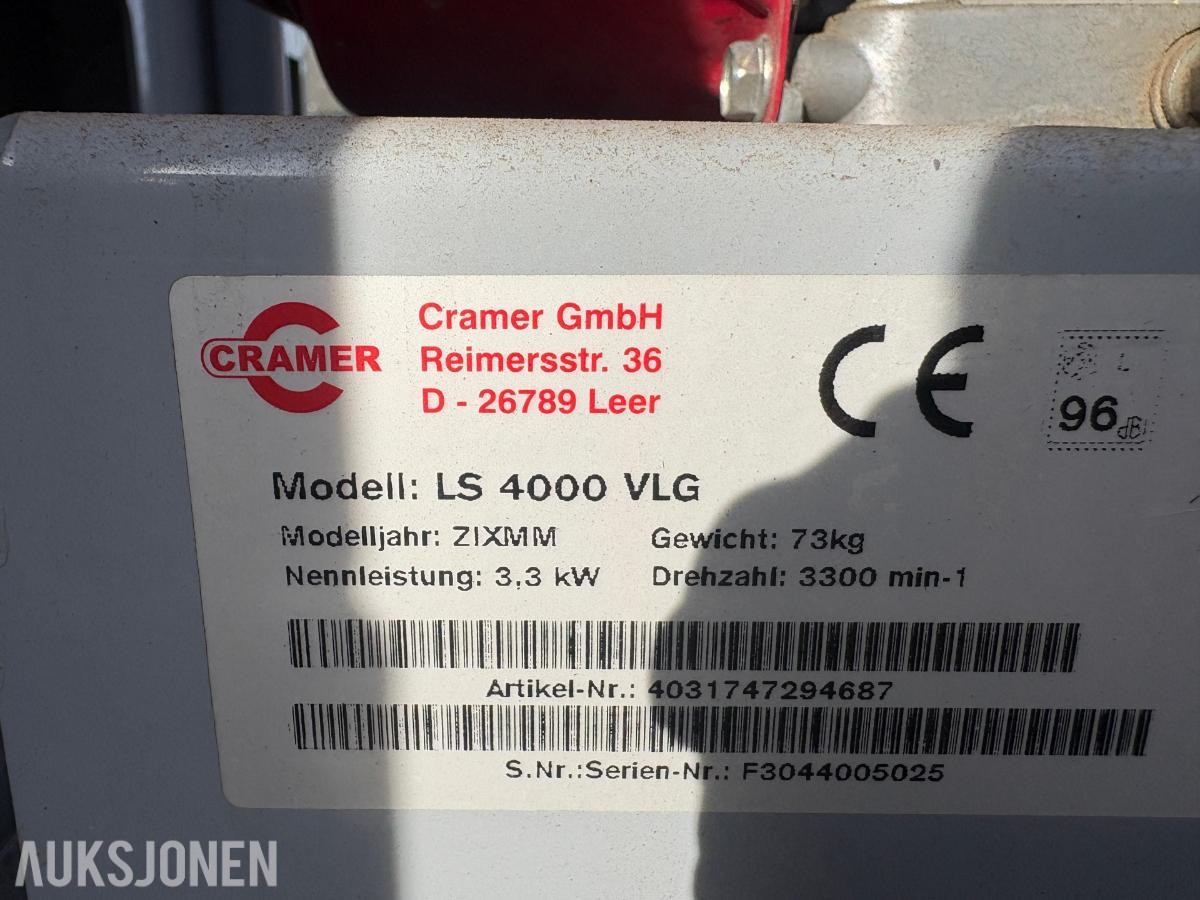Cramer LS 4000 VLG løv-/sugeaggregat på hjulunderstell med tilhørende oppsamlerenhet