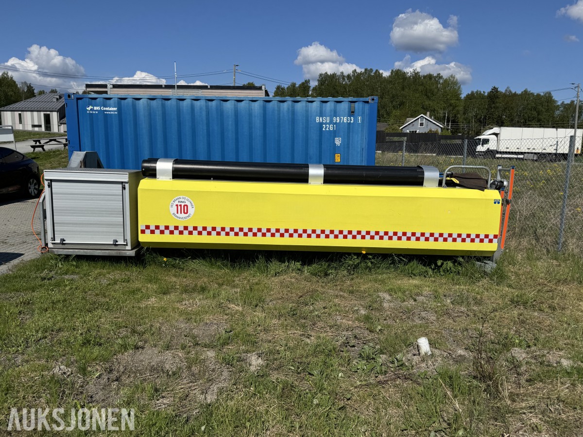 Vanntank på krokramme m/pumpemotor