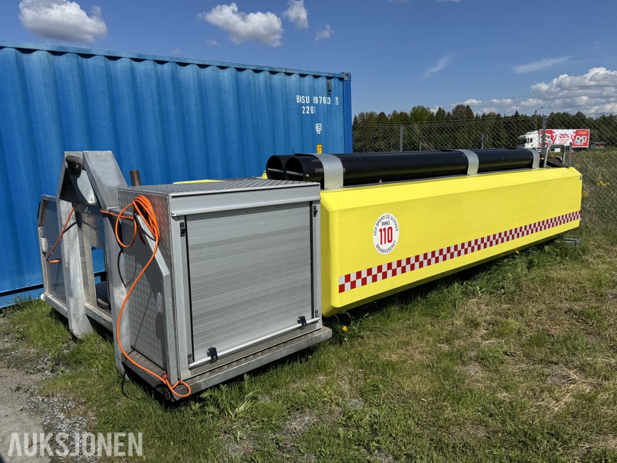 Vanntank på krokramme m/pumpemotor